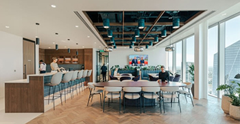 办公室室内装修：茶点和接待区彼此遵循相同的极简主义语言