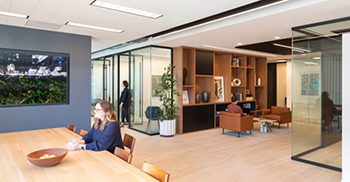 办公室设计装修：裸露的天花板和无缝的实心天花板之间的对比使空间戏剧性地现代化